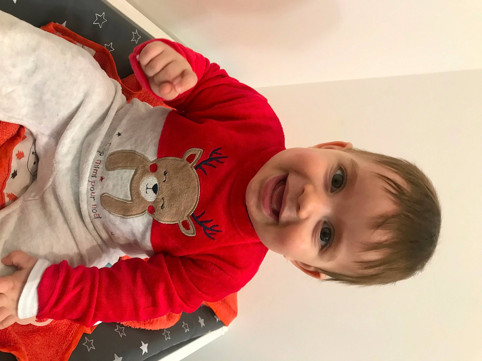 Rayane a rejoint le concours — aidez-le/la à gagner de superbes lots ! baby, carmine, child, christmas, costume_hat, event, facial_expression, fictional_character, fun, fur, gesture, happy, hat, holiday, joy, mouth, person, room, santa_claus, sleeve