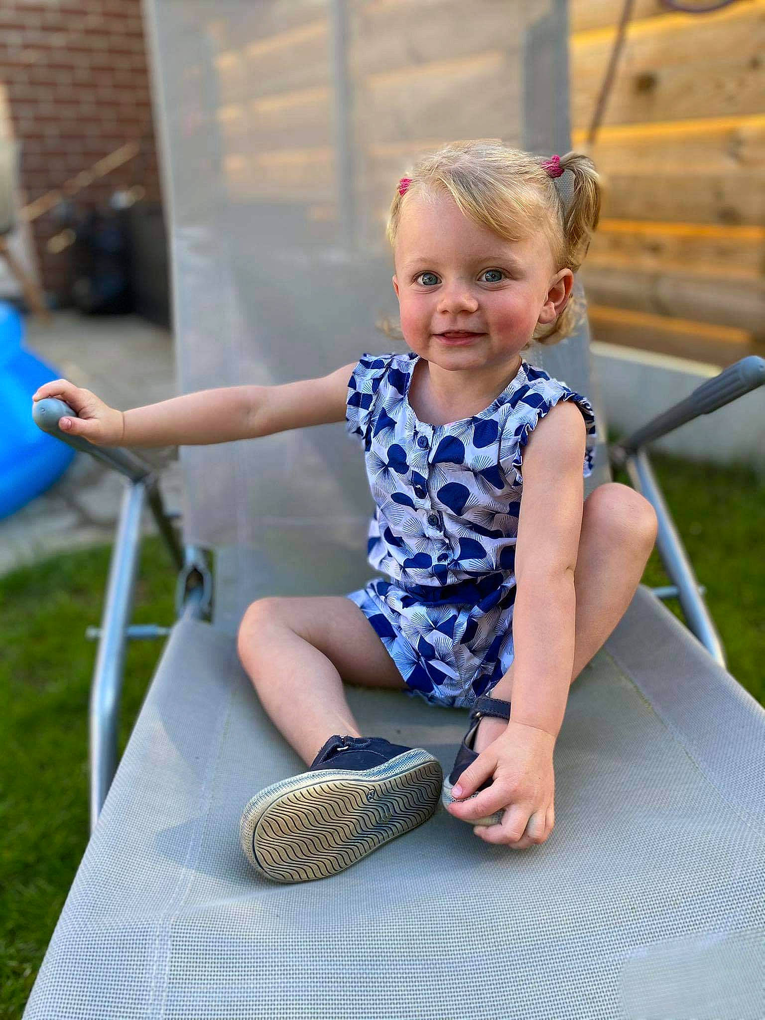 Lena participe au concours pour gagner de l'argent avec cette photo : blue, daytime, electric_blue, finger, fun, grass, happy, human_leg, joint, joy, knee, leg, leisure, people_in_nature, person, recreation, shoulder, smile, standing, summer