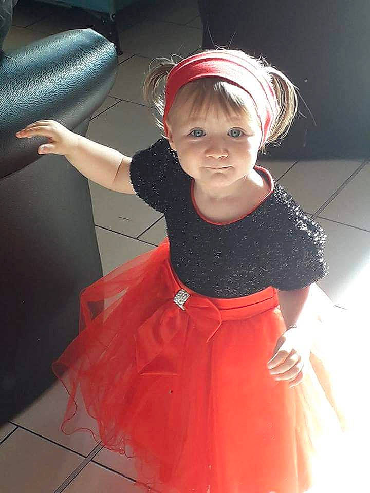 Malvina participe au concours pour gagner de l'argent avec cette photo : beauty, child, child_model, clothing, costume, dress, fashion_accessory, fun, girl, hair_accessory, hairstyle, headgear, human_hair_color, outerwear, person, pink, red, shoulder, skin, textile