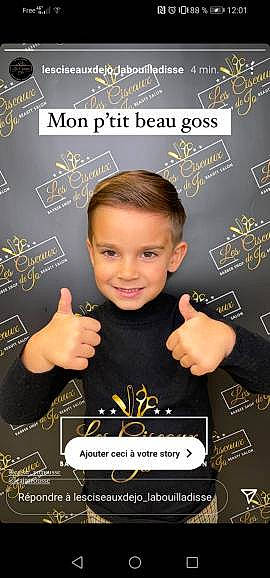 Loup a rejoint le concours — aidez-le/la à gagner de superbes lots ! advertising, blackboard, child, eyelash, finger, font, games, gesture, hairstyle, happy, joy, logo, person, photo_caption, product, publication, smile, t_shirt, thumb, toddler