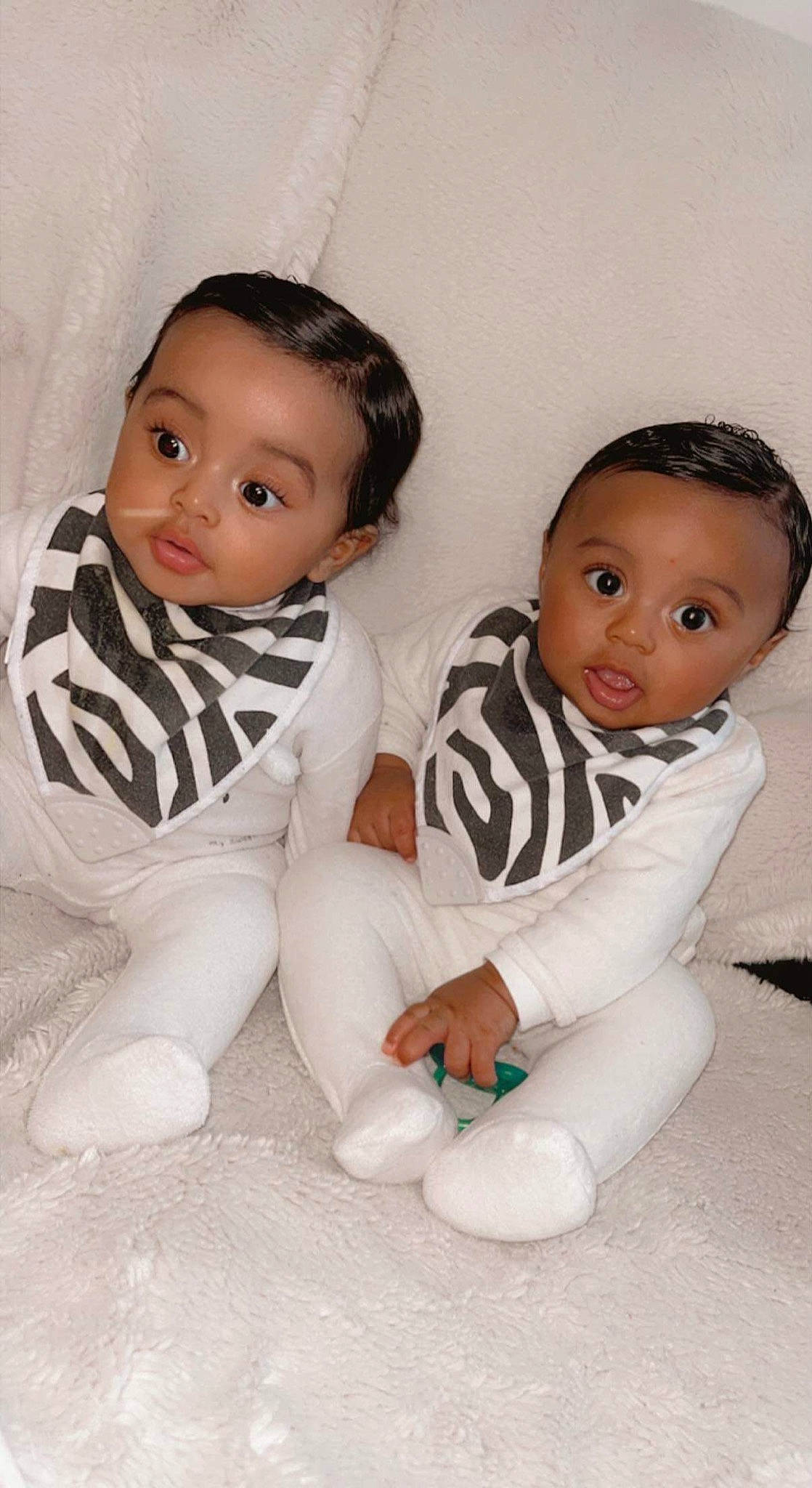 Jayden a rejoint le concours — aidez-le/la à gagner de superbes lots ! baby, baby_toddler_clothing, cheek, chin, comfort, eyebrow, face, facial_expression, finger, flooring, fun, gesture, happy, iris, nose, person, product, skin, sleeve, standing