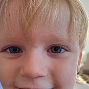 Noé a rejoint le concours — aidez-le/la à gagner de superbes lots ! child, toddler, face, smile, blond_hair, eyes, skin, close_up, portrait, indoor, person, cute, young, baby, hair, clothing, button, nose, mouth, happy