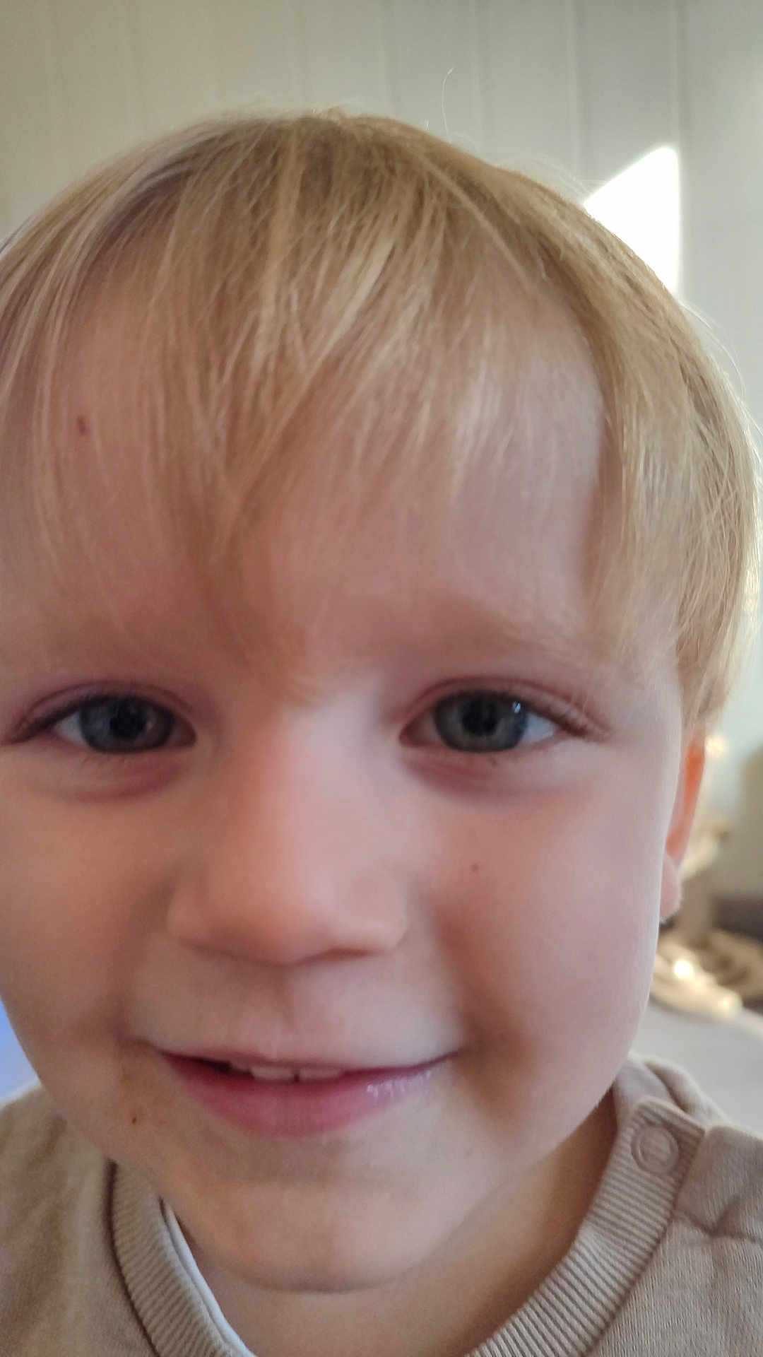 Noé a rejoint le concours — aidez-le/la à gagner de superbes lots ! child, toddler, face, smile, blond_hair, eyes, skin, close_up, portrait, indoor, person, cute, young, baby, hair, clothing, button, nose, mouth, happy