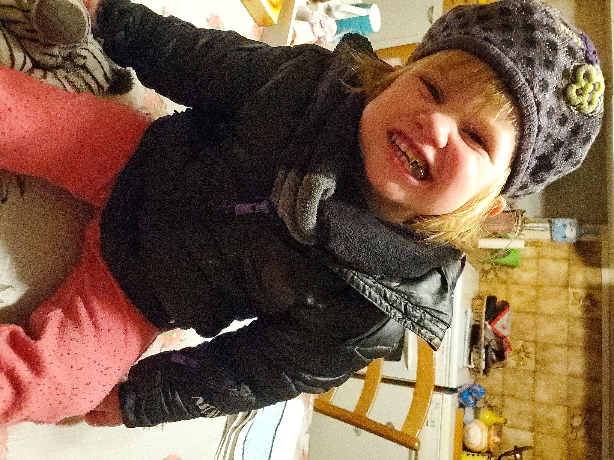 Leya participe au concours pour gagner de l'argent avec cette photo : cap, child, comfort, cool, eyewear, fashion, fashion_accessory, fun, happy, headgear, headwear, human_leg, jacket, knee, leisure, outerwear, person, personal_protective_equipment, recreation, smile