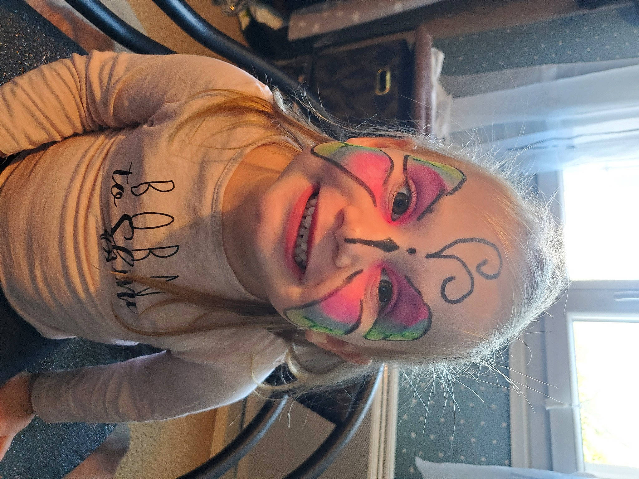 Leya participe au concours pour gagner de l'argent avec cette photo : chest, cool, elbow, eyelash, eyewear, finger, flesh, fun, glasses, happy, human_body, jaw, joy, mouth, person, personal_protective_equipment, shoulder, sleeve, smile, throat