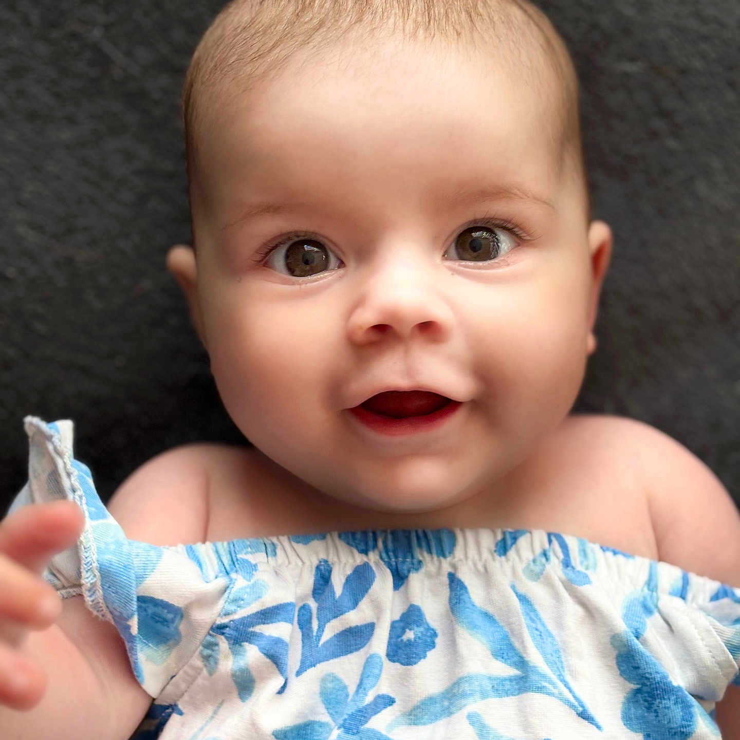 Mia a rejoint le concours — aidez-le/la à gagner de superbes lots ! baby, background, blue, child, closeup, clothing, cute, expression, eyes, face, floral, happy, infant, pattern, person, portrait, skin, smile, white, young