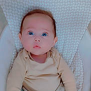 Matéo participe au concours pour gagner de l'argent avec cette photo : adorable, baby, baby_boy, baby_girl, beige_clothing, blue_eyes, child, close_up, cute, face, indoor, infant, looking_up, newborn, patterned_background, person, portrait, sitting, soft_lighting, young