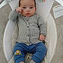 Matéo a rejoint le concours — aidez-le/la à gagner de superbes lots ! baby, baby_seat, blue_pants, child, cloud_toy, cozy, curious, cushion, cute, grey_cardigan, indoor, infant, infant_clothing, lion_patch, plush_toy, portrait, sitting, socks, soft_lighting, wild_and_free