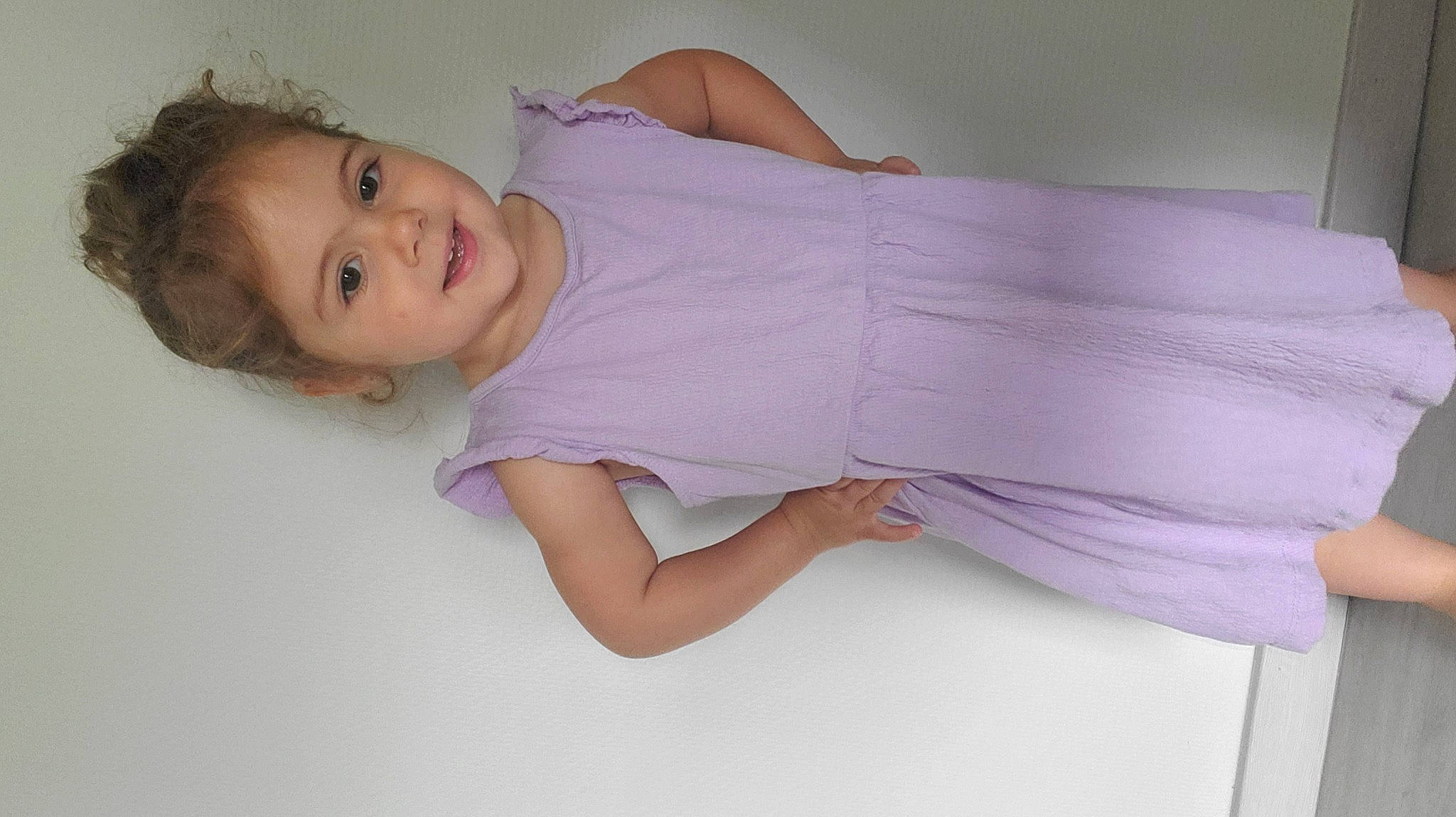 Eva a rejoint le concours — aidez-le/la à gagner de superbes lots ! baby_toddler_clothing, child, comfort, elbow, eyelash, human_body, human_leg, joy, knee, linens, magenta, neck, person, pink, purple, skin, sleeve, smile, t_shirt, thigh