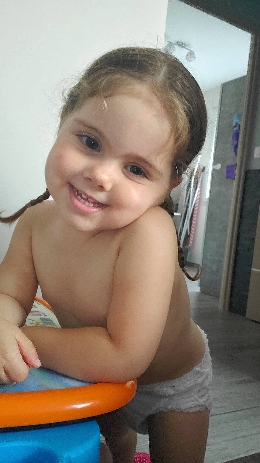 Eva participe au concours pour gagner de l'argent avec cette photo : baby, cheek, chest, chin, door, eye, eyelash, face, hair, happy, head, iris, joy, lip, neck, nose, person, skin, smile, stomach