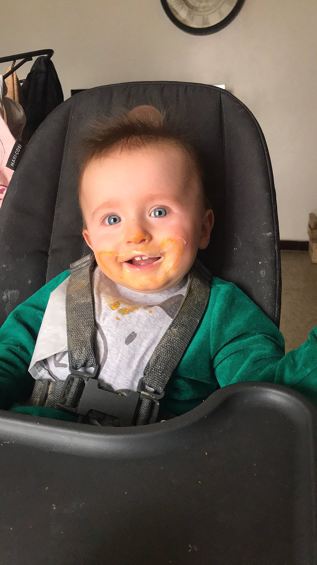 Lino participe au concours pour gagner de l'argent avec cette photo : auto_part, baby, baby_carriage, car_seat, chair, cheek, child, chin, comfort, eye, eyebrow, facial_expression, fun, head, iris, joy, outerwear, person, sitting, skin