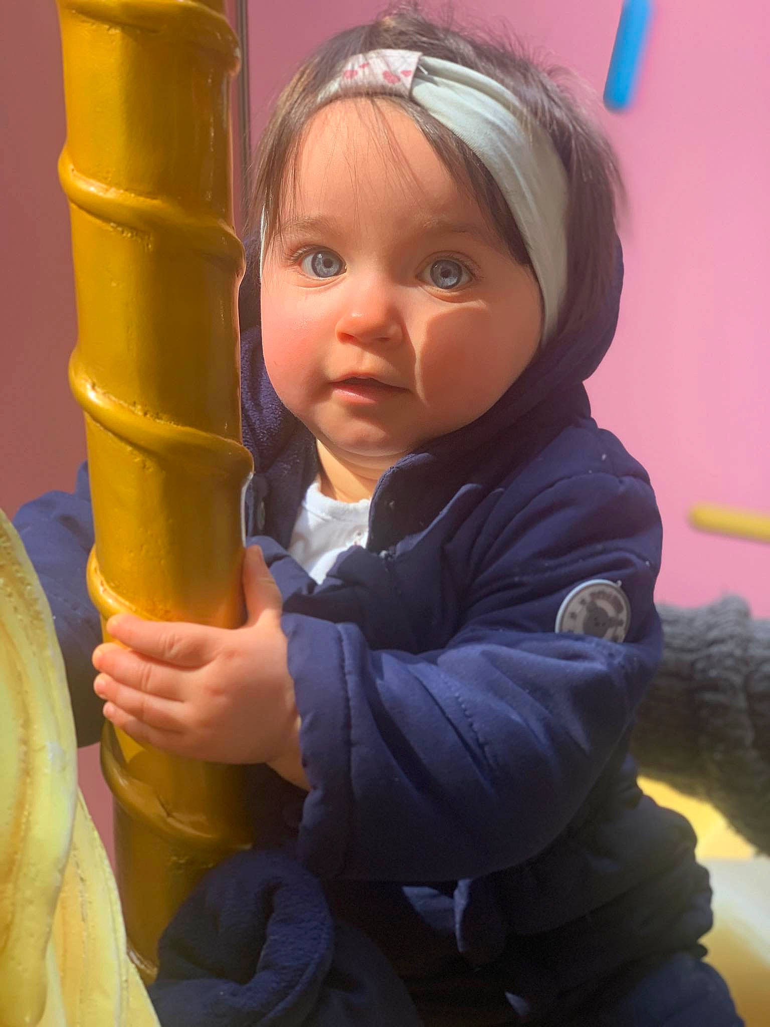 Lexa participe au concours pour gagner de l'argent avec cette photo : baby_toddler_clothing, child, eye, face, finger, fun, gesture, happy, headwear, leisure, nose, organ, person, play, playground, playground_slide, recreation, skin, sleeve, snapshot