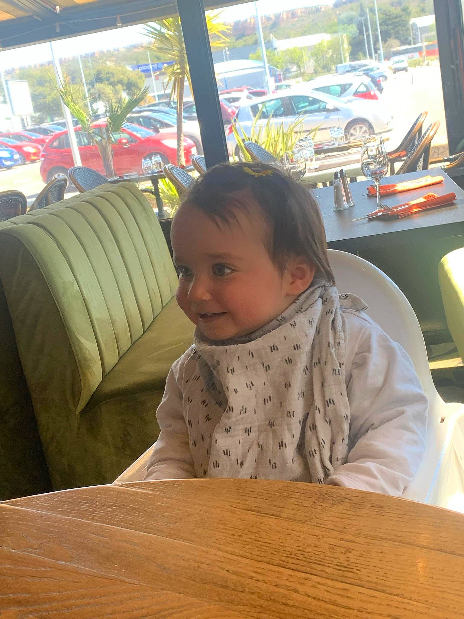 Lexa participe au concours pour gagner de l'argent avec cette photo : automotive_exterior, car, chair, child, flooring, fun, furniture, hardwood, joy, leisure, motor_vehicle, person, room, skin, table, tire, toddler, travel, varnish, vehicle