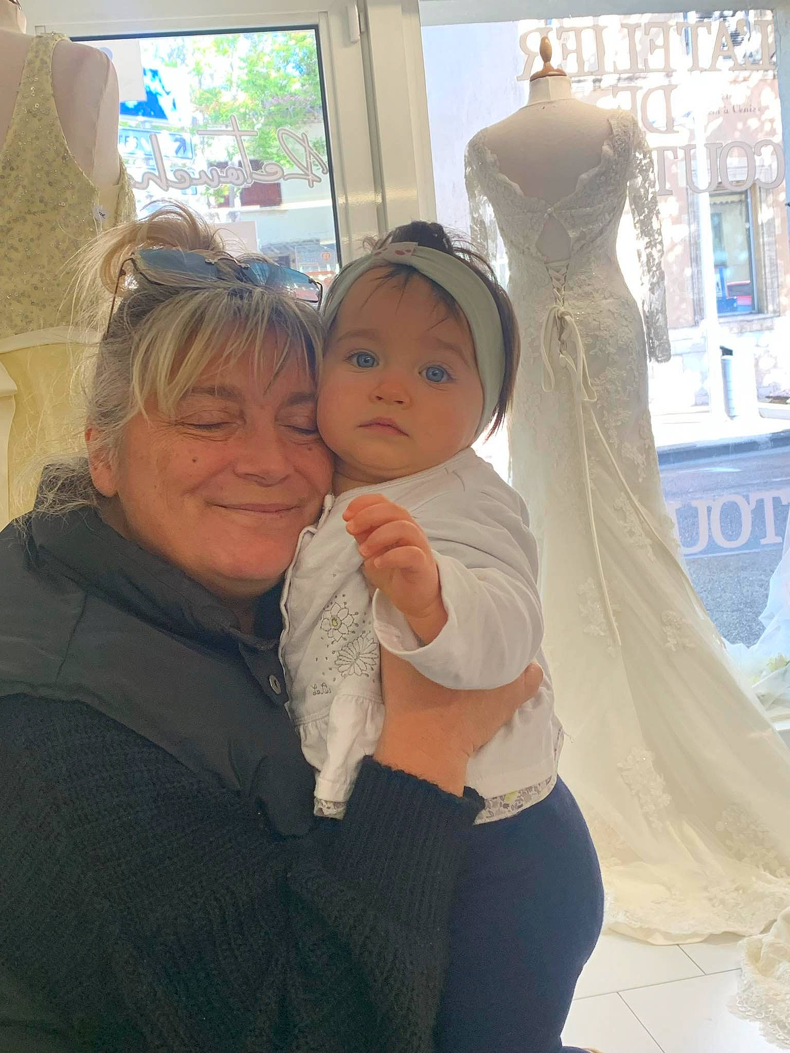 Lexa a rejoint le concours — aidez-le/la à gagner de superbes lots ! abdomen, child, event, flooring, formal_wear, fun, gesture, gown, hairstyle, happy, headwear, joy, leisure, person, shoulder, skin, smile, standing, sunglasses, t_shirt