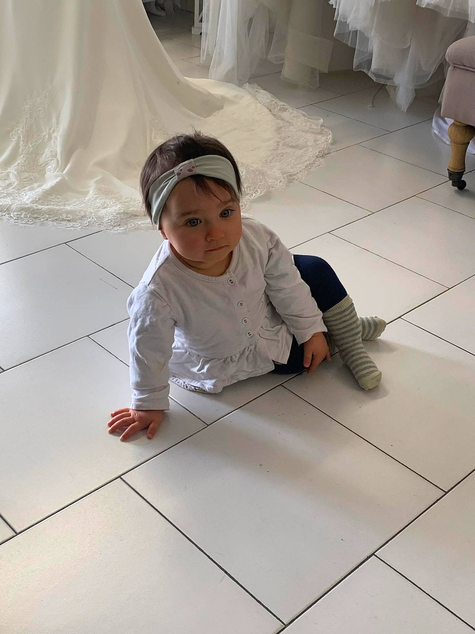 Lexa a rejoint le concours — aidez-le/la à gagner de superbes lots ! child, concrete, floor, flooring, fun, hardwood, headwear, human_body, joint, laminate_flooring, person, play, road_surface, room, sitting, sleeve, standing, tile, toddler, white