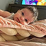 Ana a rejoint le concours — aidez-le/la à gagner de superbes lots ! animation, baby, bed, blanket, blue_eyes, cartoon, child, curly_hair, cute, face, head, indoor, infant, person, pink, portrait, resting, soft_fabric, television, toddler