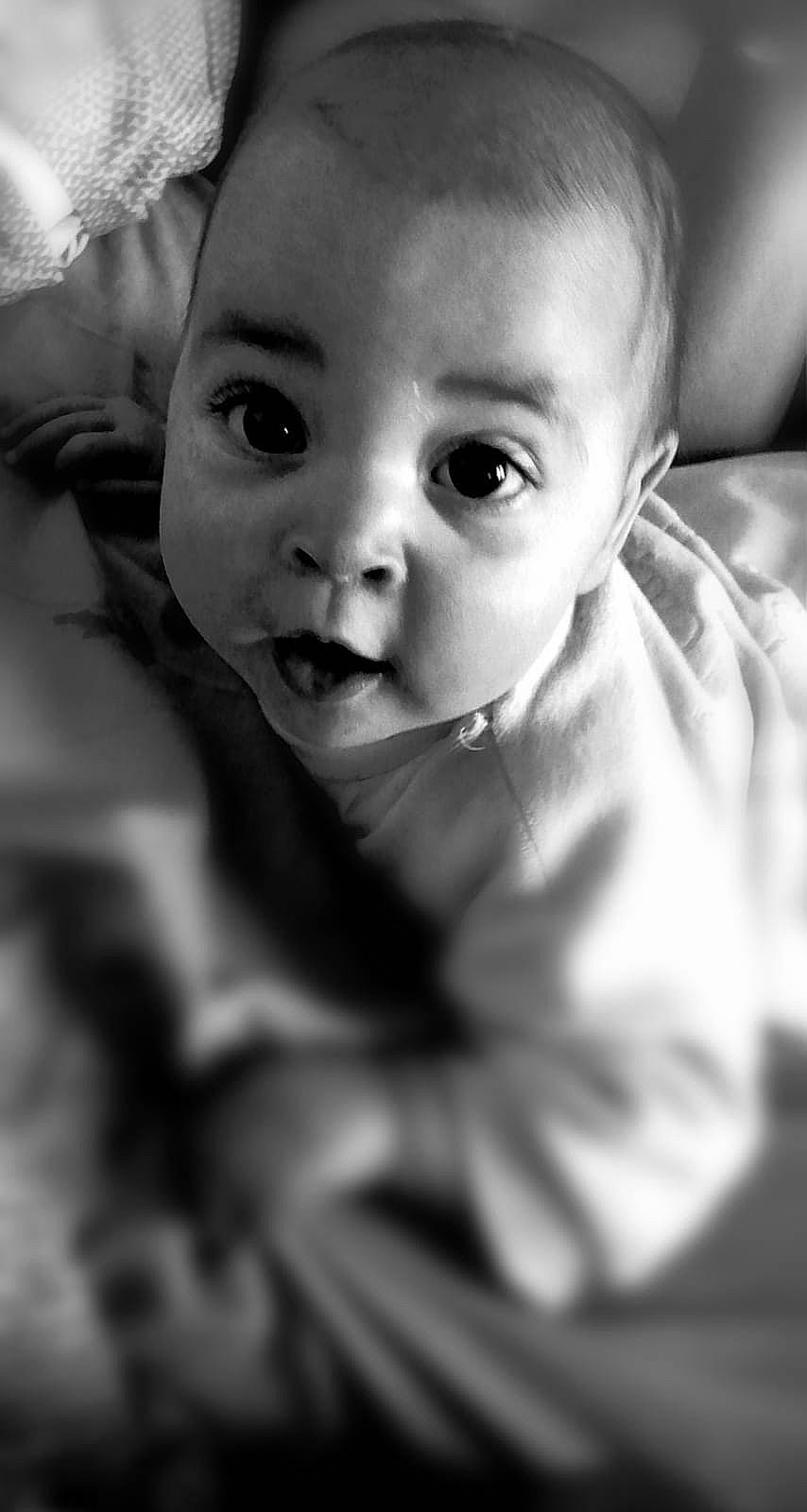 Louana a rejoint le concours — aidez-le/la à gagner de superbes lots ! baby, black_and_white, cheek, child, eye, eyebrow, flash_photography, happy, head, human_body, iris, lip, monochrome, monochrome_photography, mouth, nose, person, skin, smile, style
