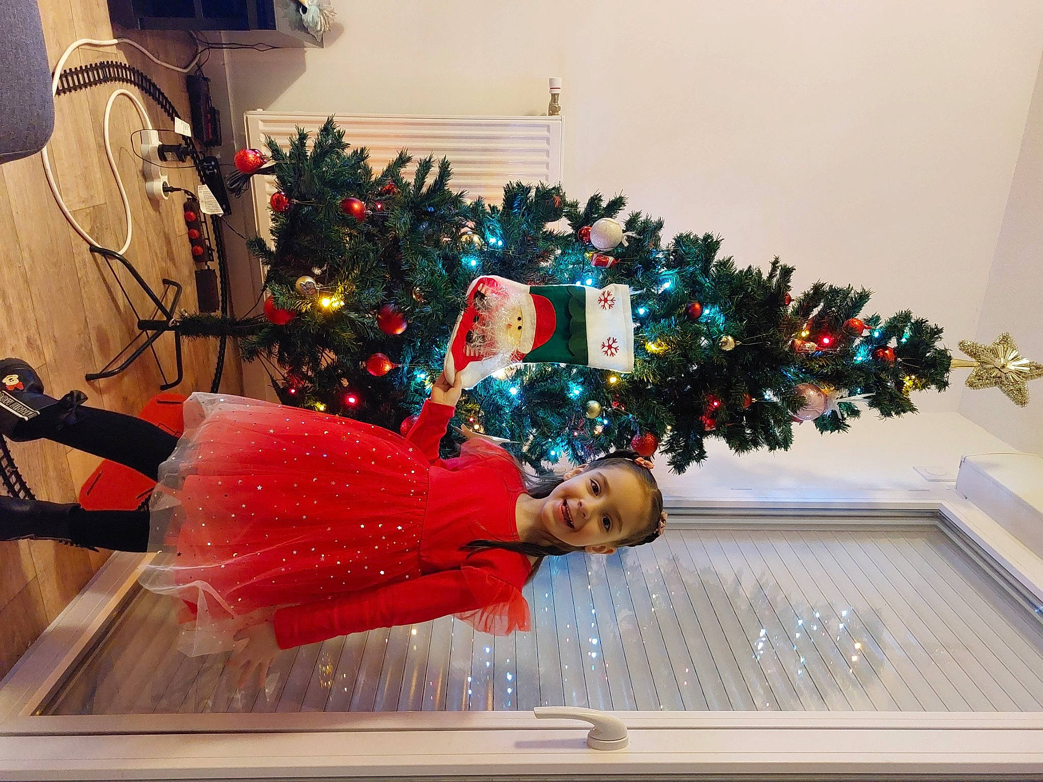 Angela participe au concours pour gagner de l'argent avec cette photo : christmas, christmas_decoration, christmas_eve, christmas_ornament, christmas_tree, conifer, dress, event, fashion_design, hat, holiday, holiday_ornament, interior_design, joy, ornament, person, plant, room, tradition, tree