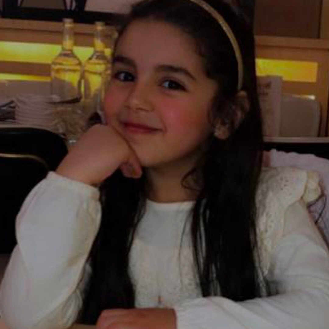Lina a rejoint le concours — aidez-le/la à gagner de superbes lots ! accessories, blackhair, blouse, bodypart, child, clothing, dimples, earring, face, female, girl, hair, happy, head, jewelry, neck, person, photography, portrait, smile