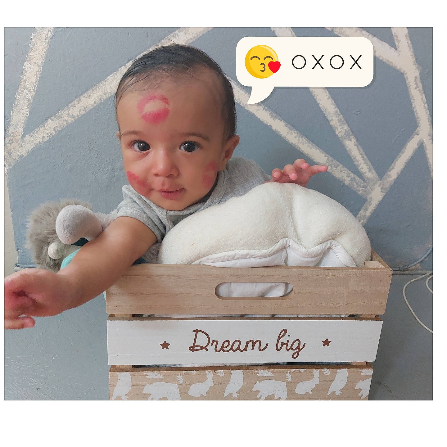 Maylone participe au concours pour gagner de l'argent avec cette photo : baby, baby_products, baby_toddler_clothing, box, child, comfort, eye, eyelash, font, happy, iris, linens, output_device, person, photo_caption, picture_frame, product, rectangle, smile, toddler