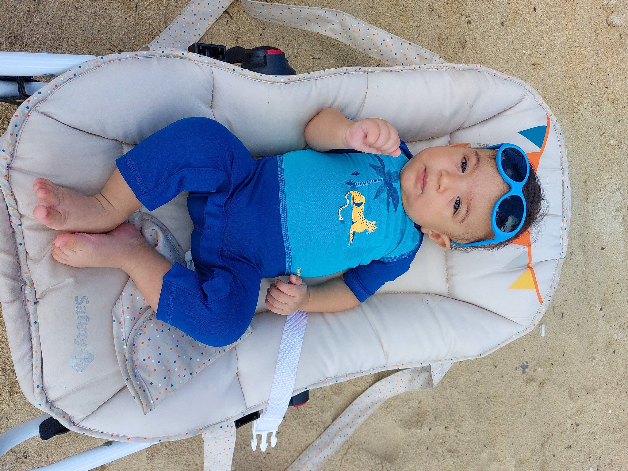 Maylone a rejoint le concours — aidez-le/la à gagner de superbes lots ! arm, azure, baby, baby_toddler_clothing, comfort, elbow, electric_blue, glasses, hat, headwear, human_body, human_leg, joint, knee, leg, leisure, mammal, person, sunglasses, textile