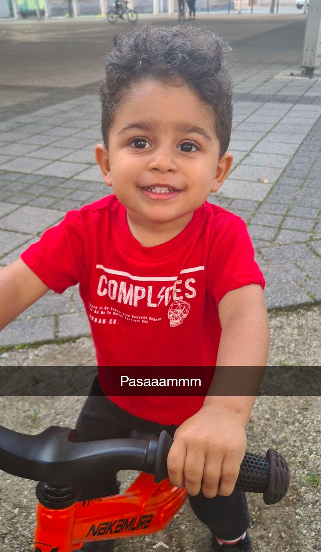 Ezel participe au concours pour gagner de l'argent avec cette photo : bicycle, bicycle_frame, bicycle_handlebar, bicycle_part, bicycle_saddle, bicycle_tire, bicycles_equipment_and_supplies, child, eye, glove, grass, happy, head, joy, person, red, skin, smile, t_shirt, tire