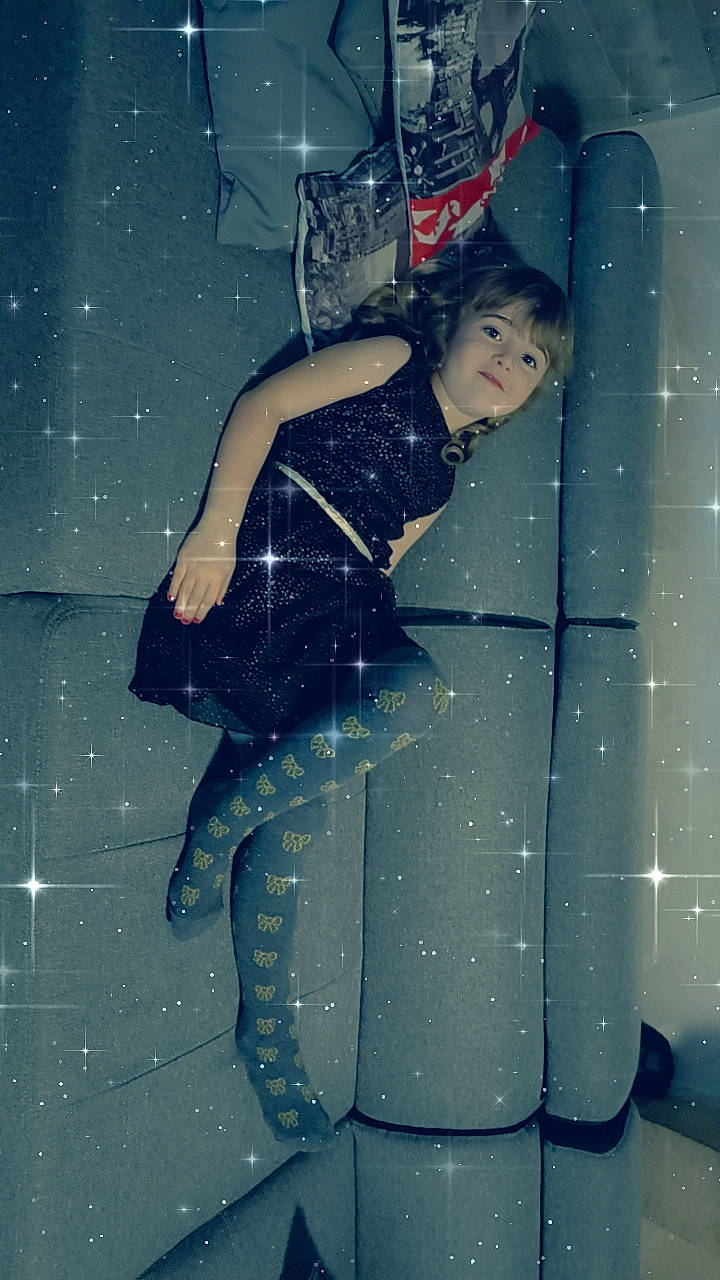 Anthéa a rejoint le concours — aidez-le/la à gagner de superbes lots ! dress, electric_blue, entertainment, event, fashion_design, flash_photography, formal_wear, fun, glass, human_leg, leisure, pattern, performance, performance_art, performing_arts, person, reflection, sitting, thigh, vintage_clothing