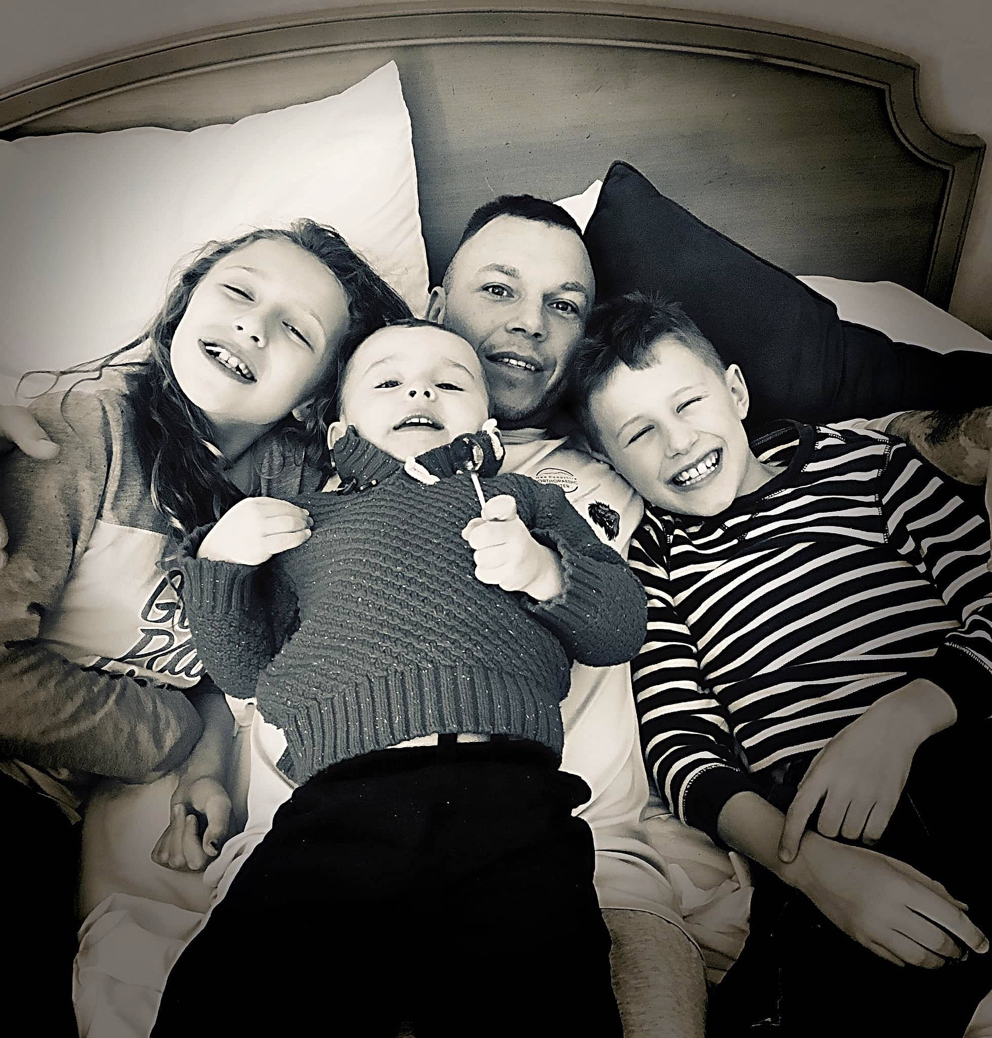 Kadence is registered to the contest to win money with this photo: black, black_and_white, child, comfort, cool, event, facial_expression, flash_photography, fun, gesture, happy, joy, leg, monochrome, monochrome_photography, person, shorts, sitting, smile, style