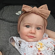 Lorena a rejoint le concours — aidez-le/la à gagner de superbes lots ! baby, infant, child, headband, bow, stroller, car_seat, pacifier, pacifier_clip, onesie, floral_pattern, smile, face, eyes, seatbelt, closeup, portrait, cute, fabric, accessory