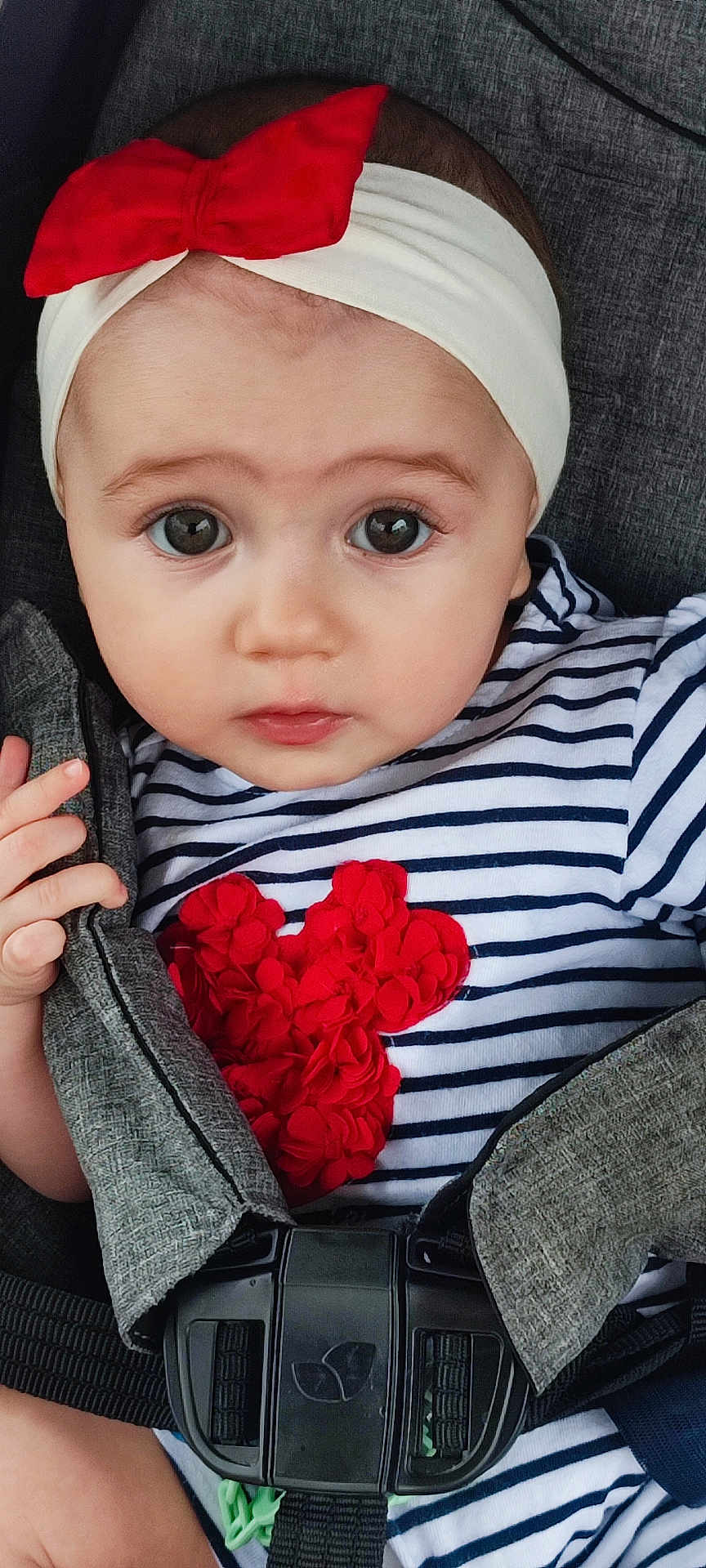 Lorena a rejoint le concours — aidez-le/la à gagner de superbes lots ! baby, infant, child, headband, red_bow, big_eyes, striped_shirt, red_heart, car_seat, seatbelt, harness, closeup, portrait, hand, face, eyelashes, cute, clothing, skin, young