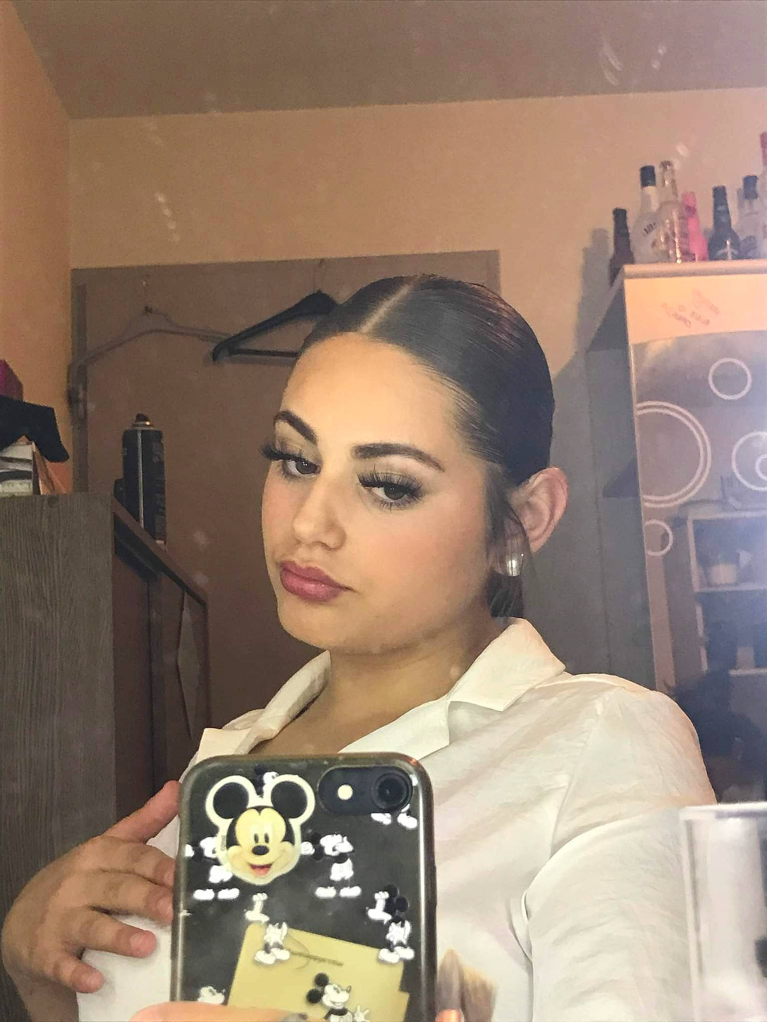 Mallory participe au concours pour gagner de l'argent avec cette photo : audio_equipment, beauty_salon, black_hair, brown_hair, chair, chin, cosmetics, event, eyelash, eyewear, fashion_design, formal_wear, gadget, hair_care, headgear, lip, lipstick, makeover, person, selfie