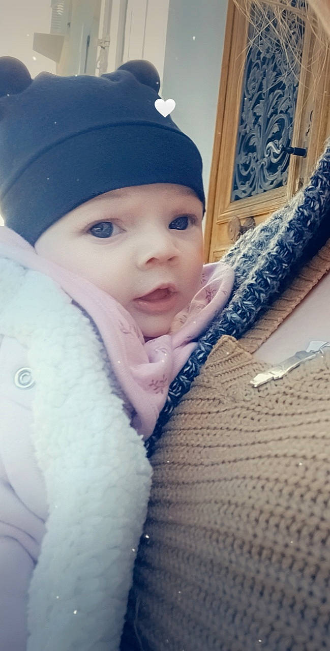 Léonor a rejoint le concours — aidez-le/la à gagner de superbes lots ! baby, baby_toddler_clothing, cap, cheek, comfort, electric_blue, eyebrow, fashion_accessory, fur, happy, headgear, headwear, knit_cap, linens, lip, person, skin, sleeve, toddler, wood