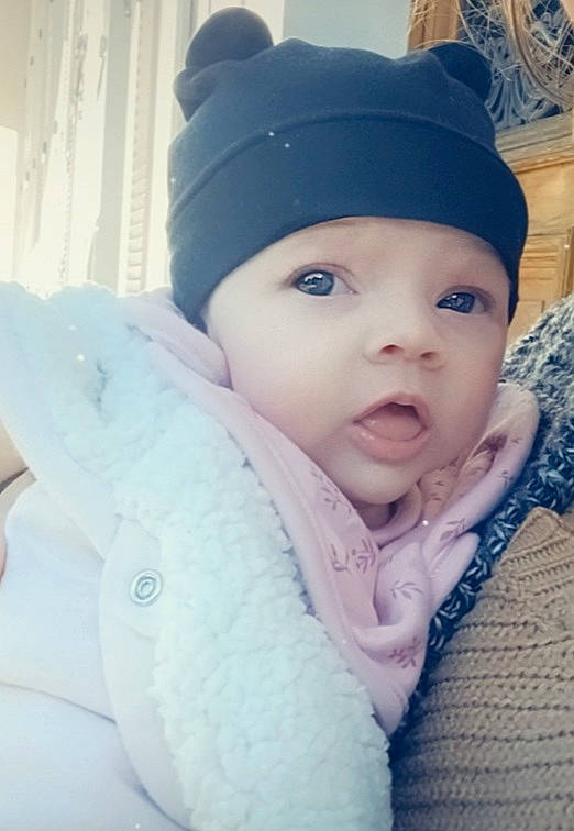 Léonor participe au concours pour gagner de l'argent avec cette photo : baby, baby_toddler_clothing, cap, cheek, child, electric_blue, eye, happy, head, headwear, human_body, iris, knit_cap, lip, neck, nose, person, skin, sleeve, toddler