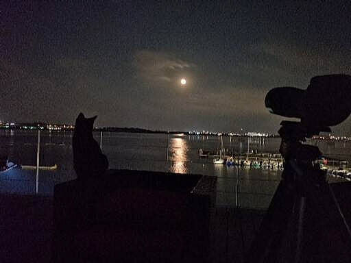 Noa participe au concours pour gagner de l'argent avec cette photo : astronomical_object, atmosphere, atmospheric_phenomenon, body_of_water, calm, city, cloud, darkness, dusk, event, flash_photography, full_moon, horizon, lake, midnight, moon, sky, tints_and_shades, water, waterway