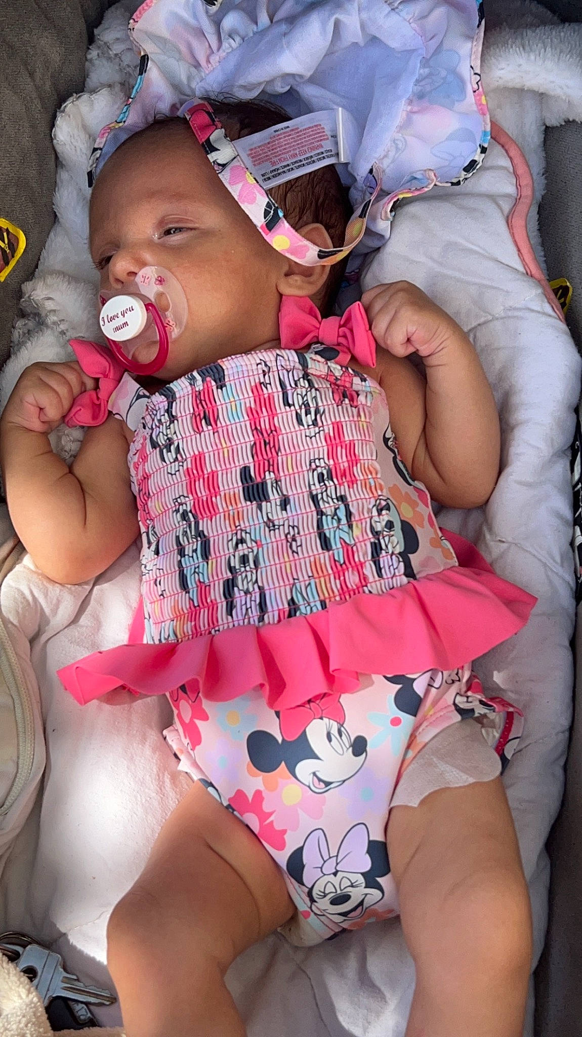 Maria participe au concours pour gagner de l'argent avec cette photo : baby, baby_toddler_clothing, cheek, cool, eye, face, happy, head, headgear, headwear, human_body, lip, mouth, pattern, person, pink, shorts, skin, textile, thigh