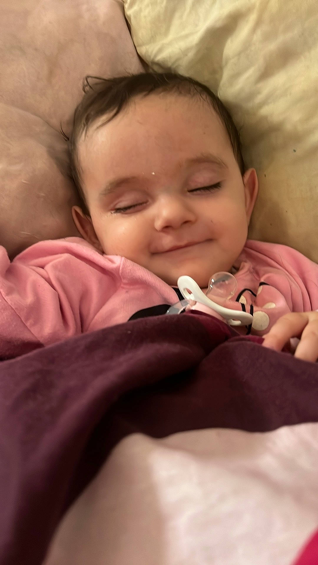 Maria participe au concours pour gagner de l'argent avec cette photo : baby, cheek, chin, comfort, eye, eyebrow, eyelash, finger, gesture, happy, human_body, iris, joy, linens, lip, mouth, nose, person, skin, smile