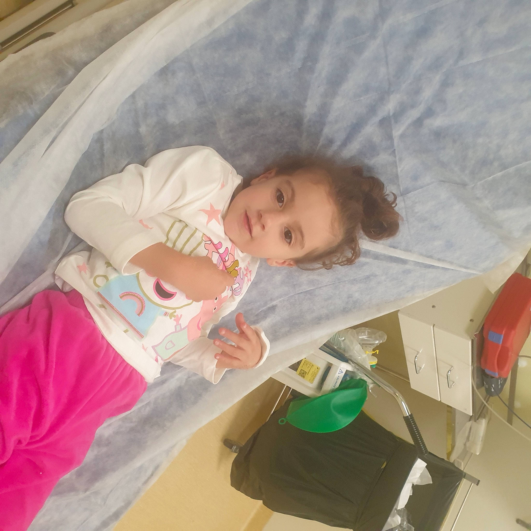 Kenza participe au concours pour gagner de l'argent avec cette photo : baby, baby_products, baby_safety, baby_toddler_clothing, bed, bedding, bedtime, box, cardboard, carton, child, comfort, infant_bed, linens, nap, packing_materials, person, room, shipping_box, sleep