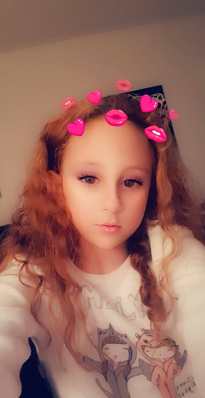 Linda participe au concours pour gagner de l'argent avec cette photo : beauty, brown_hair, cheek, eye, eyebrow, eyelash, face, fashion_accessory, forehead, hair, hair_accessory, hair_coloring, hairstyle, head, headband, headgear, headpiece, lip, long_hair, person