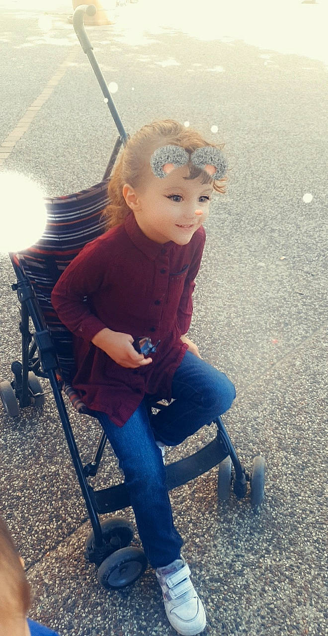 Kenza participe au concours pour gagner de l'argent avec cette photo : child, cool, jeans, joy, person, play, shoe, sitting, smile, swing, toddler