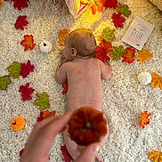 Maëlya participe au concours pour gagner de l'argent avec cette photo : baby, autumn_leaves, pumpkin, hand, rug, fall_theme, infant, cozy, orange, red, yellow, green, white, cute, seasonal, decor, soft_texture, small_pumpkin, baby_back, playful