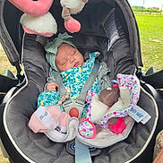 Aria participe au concours pour gagner de l'argent avec cette photo : baby, car_seat, sleeping, toy, plush, headband, outdoor, greenery, blanket, infant, safety_harness, child, cute, peaceful, comfort, seat, fabric, nature, soft, rest