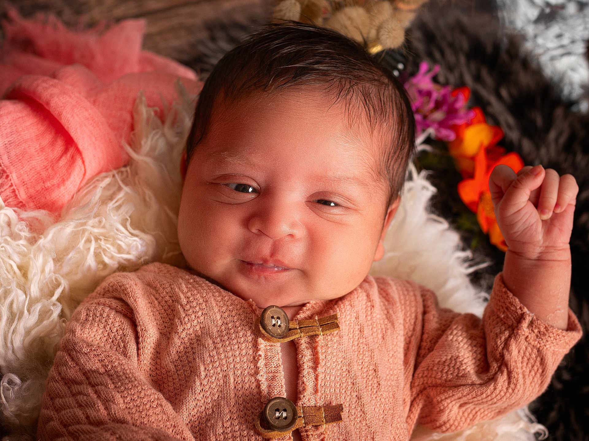 Aria a rejoint le concours — aidez-le/la à gagner de superbes lots ! baby, infant, face, smile, hand, knitwear, button, blanket, fabric, flower, fur, portrait, cute, cozy, child, newborn, skin, head, expression, resting