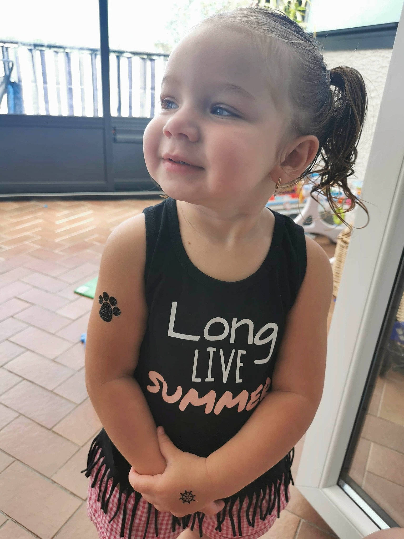 Summer participe au concours pour gagner de l'argent avec cette photo : child, cool, ear, joy, neck, person, shoulder, skin, sleeveless_shirt, sportswear, t_shirt, toddler, top