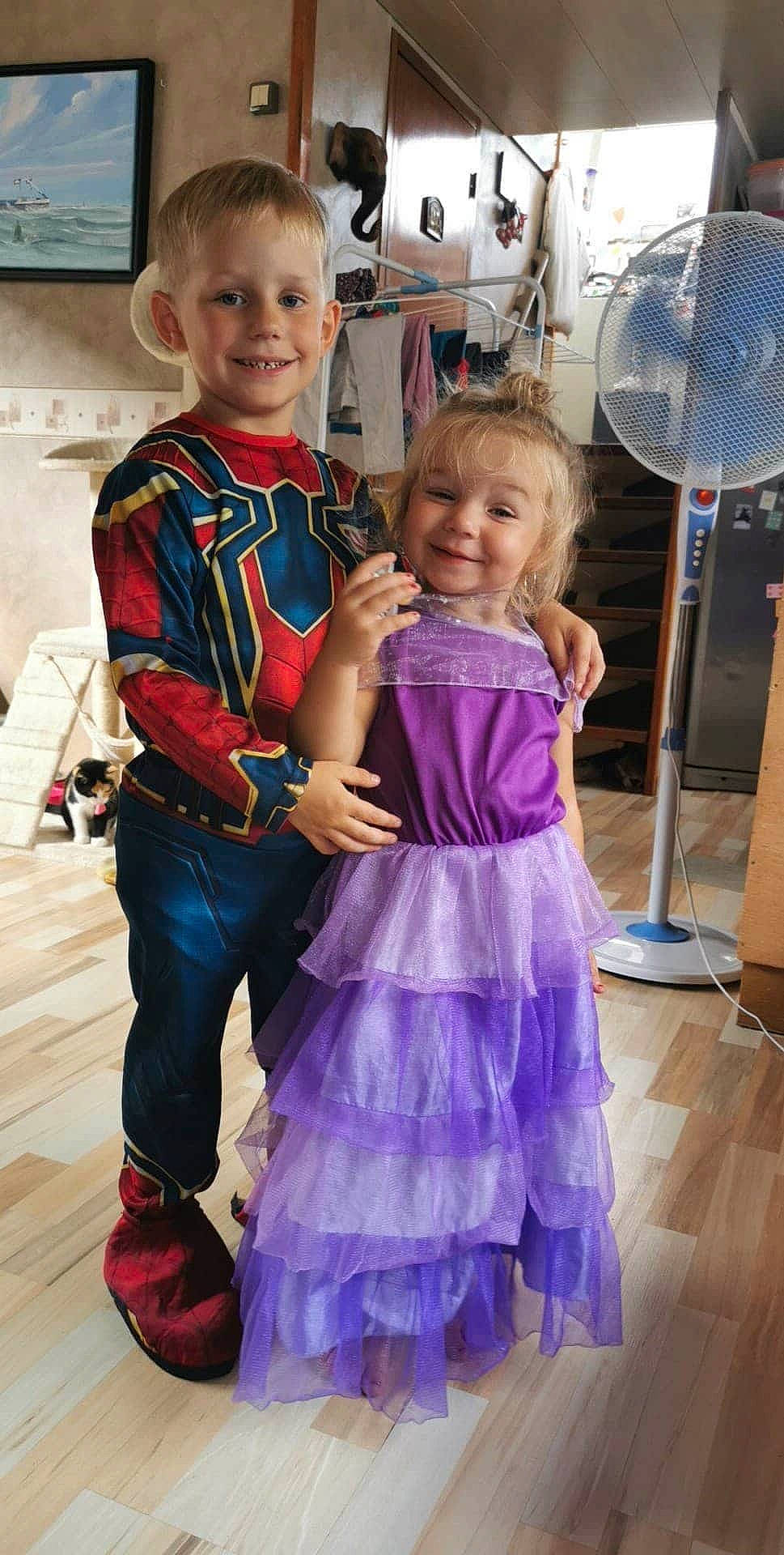 Nathan participe au concours pour gagner de l'argent avec cette photo : child, costume, dress, fun, joy, person, smile, toddler