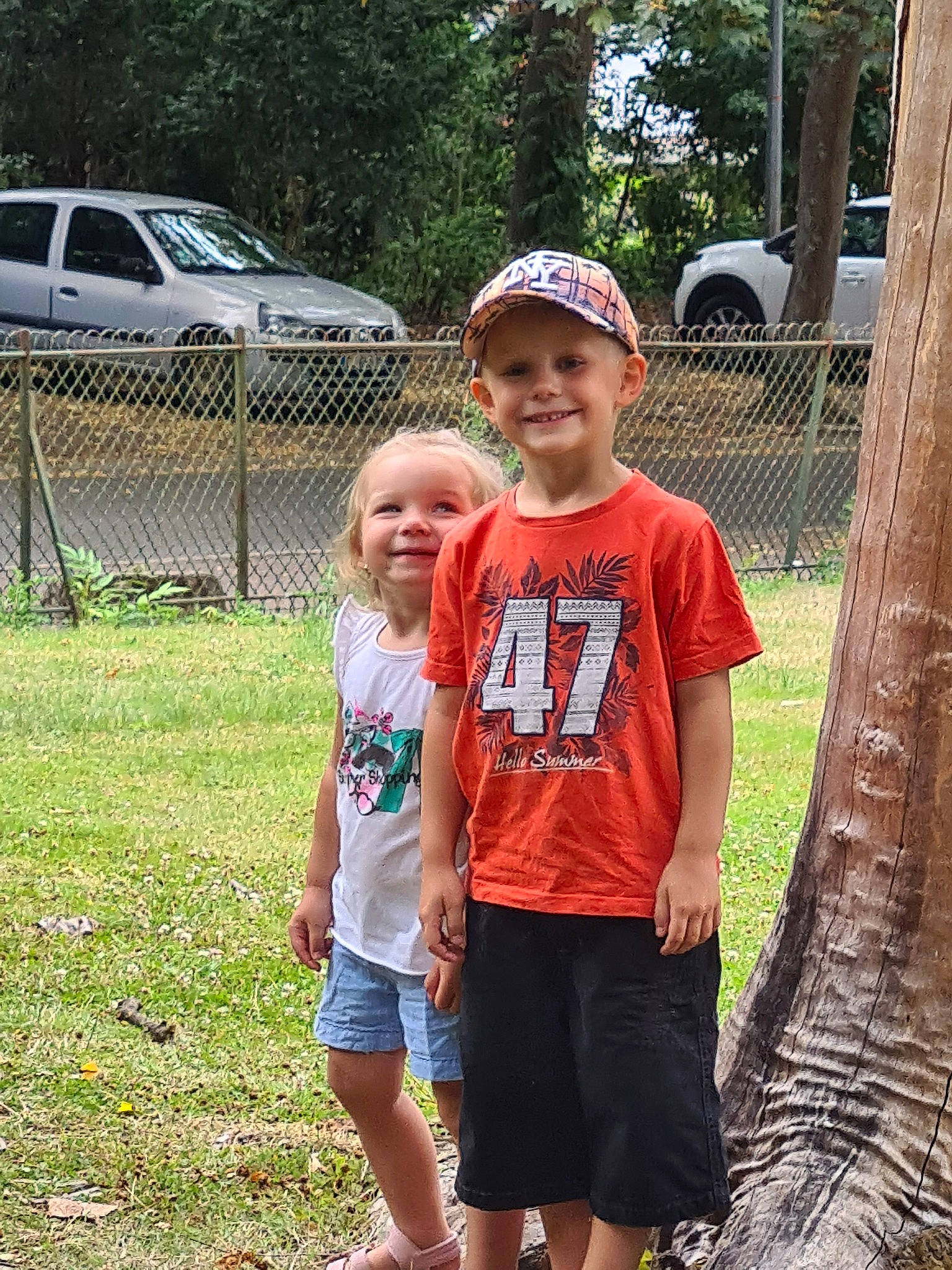 Nathan participe au concours pour gagner de l'argent avec cette photo : car, child, fun, grass, headwear, joy, person, style, summer, t_shirt, tree, vacation, vehicle