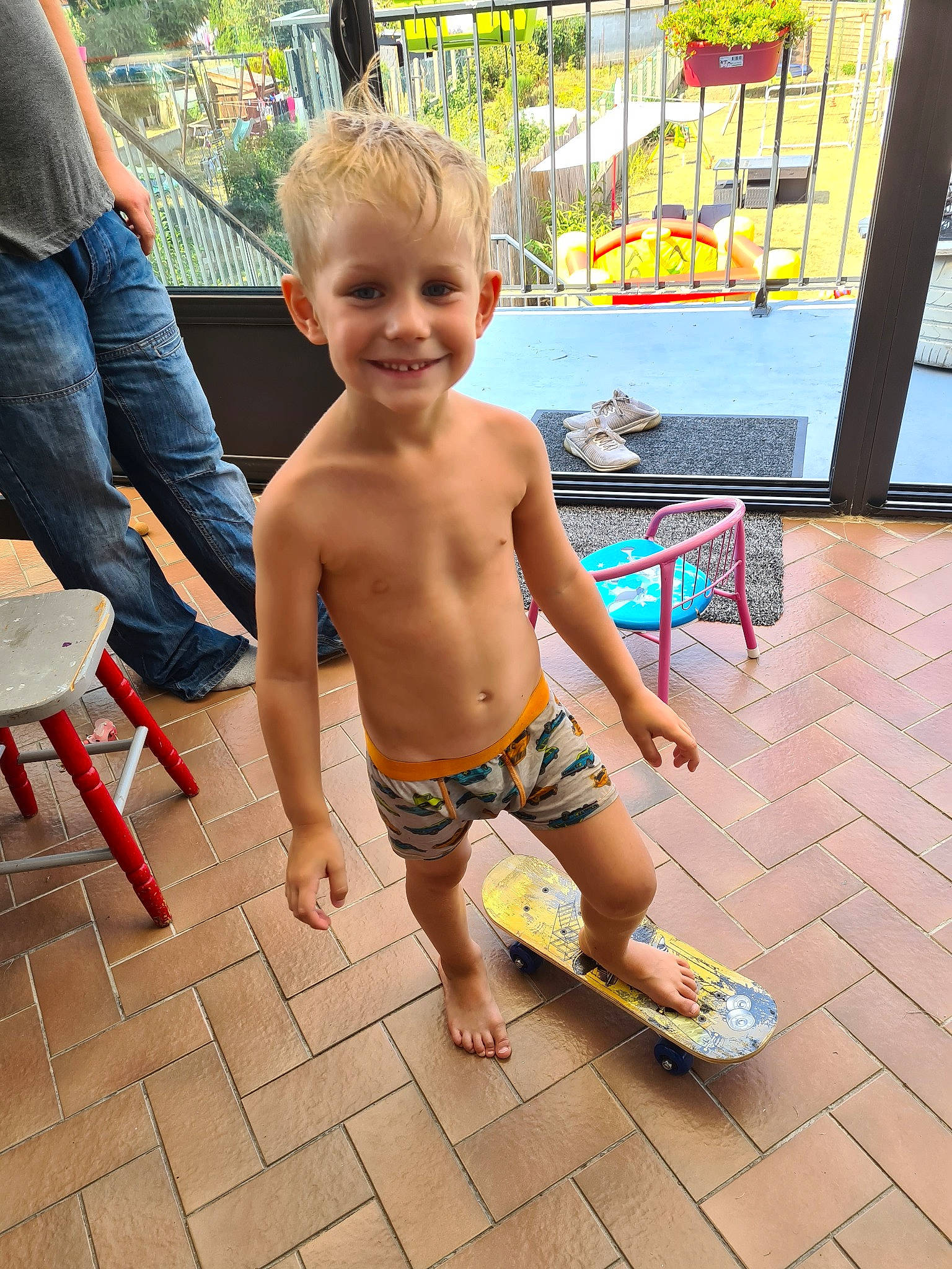 Nathan participe au concours pour gagner de l'argent avec cette photo : barefoot, child, fun, human_leg, joy, leg, leisure, person, play, recreation, smile, summer, toddler, vacation, water
