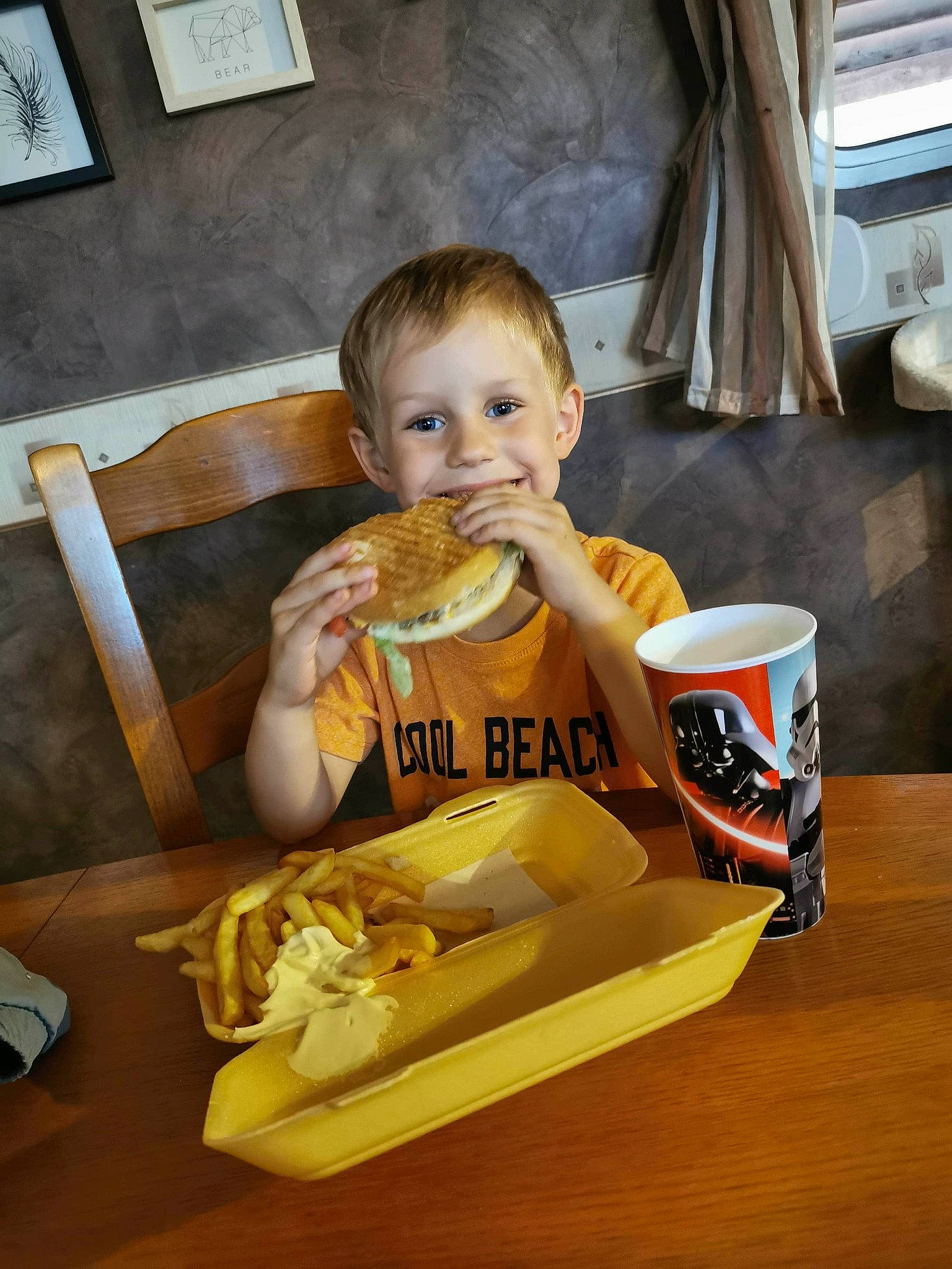 Nathan participe au concours pour gagner de l'argent avec cette photo : baby, child, eating, fast_food, food, joy, junk_food, person, side_dish, sitting, toddler