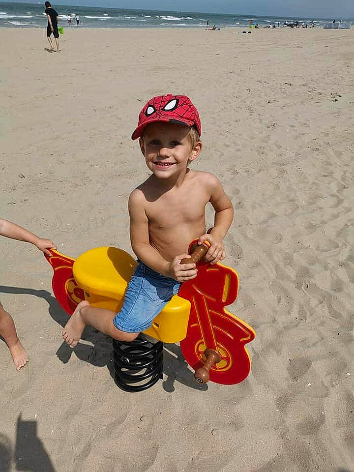 Nathan participe au concours pour gagner de l'argent avec cette photo : beach, child, fun, headwear, joy, person, recreation, sand, summer, tricycle, vacation, vehicle