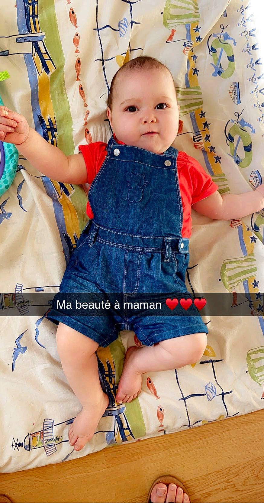 Neyla a rejoint le concours — aidez-le/la à gagner de superbes lots ! baby, baby_toddler_clothing, child, child_model, clothing, denim, jeans, leg, overall, pattern, person, shorts, sleeve, textile, toddler
