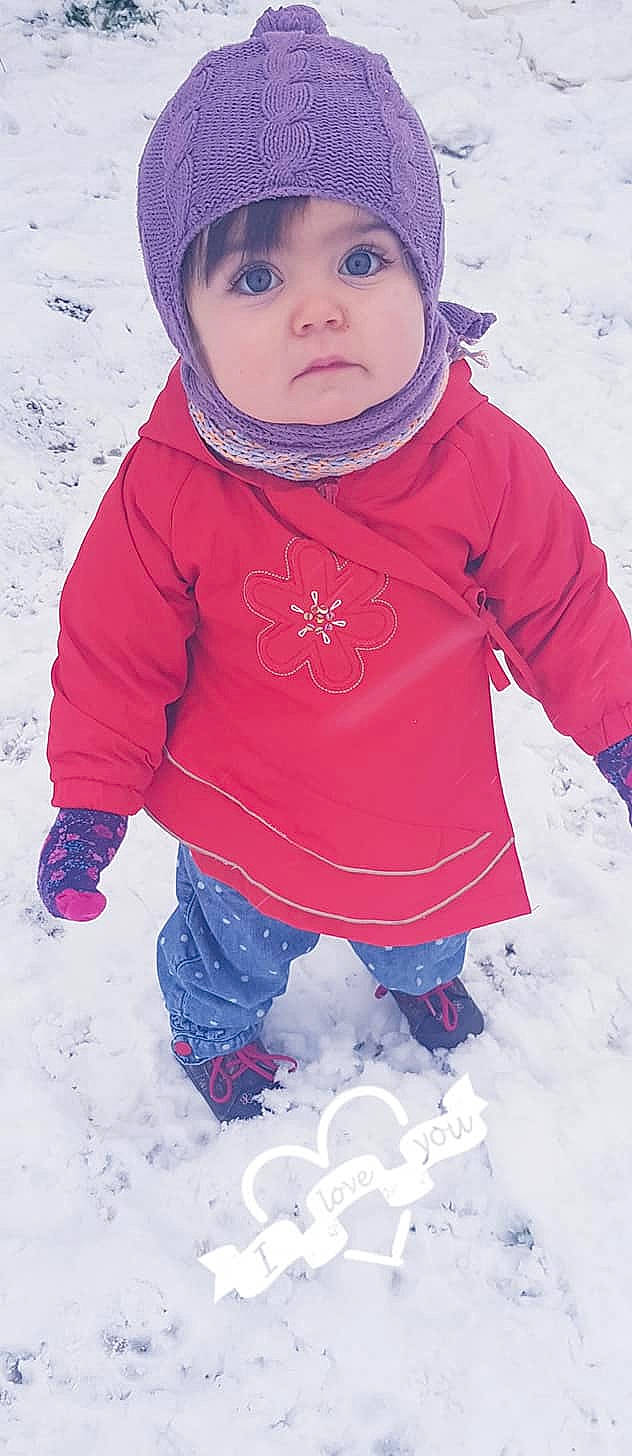 Oxana a rejoint le concours — aidez-le/la à gagner de superbes lots ! cheek, child, cool, freezing, fun, hood, hoodie, outerwear, person, pink, play, playing_in_the_snow, skin, sleeve, smile, snow, toddler, winter